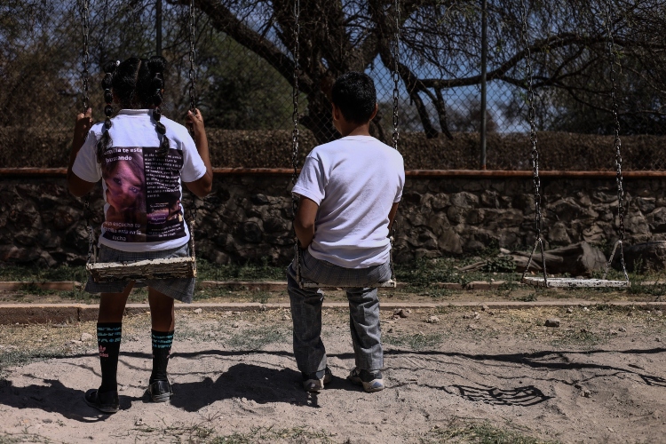 OTRA VEZ. Germán y Oscar, de 7 y 8 años, esperan que Oscar Contreras Huízar, su padre, regrese y los tres puedan pasear de nuevo en moto, como antes lo hacían. (Fotos: Michelle Vázquez)